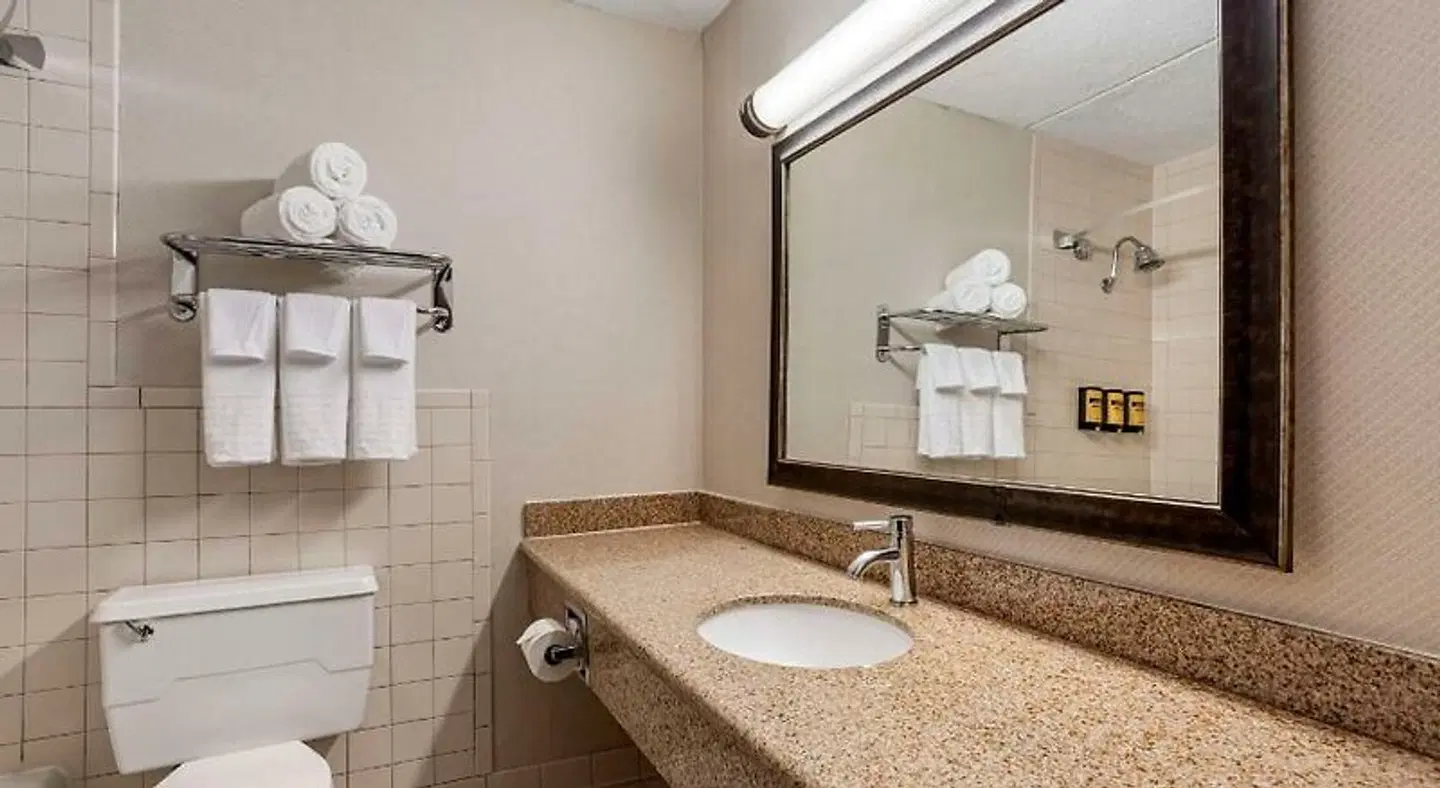 Best Western Plus Kingston Hotel and Conference Center Badezimmer