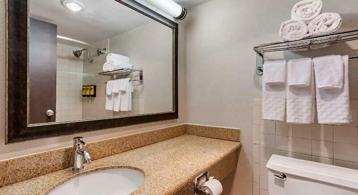 Best Western Plus Kingston Hotel and Conference Center Badezimmer