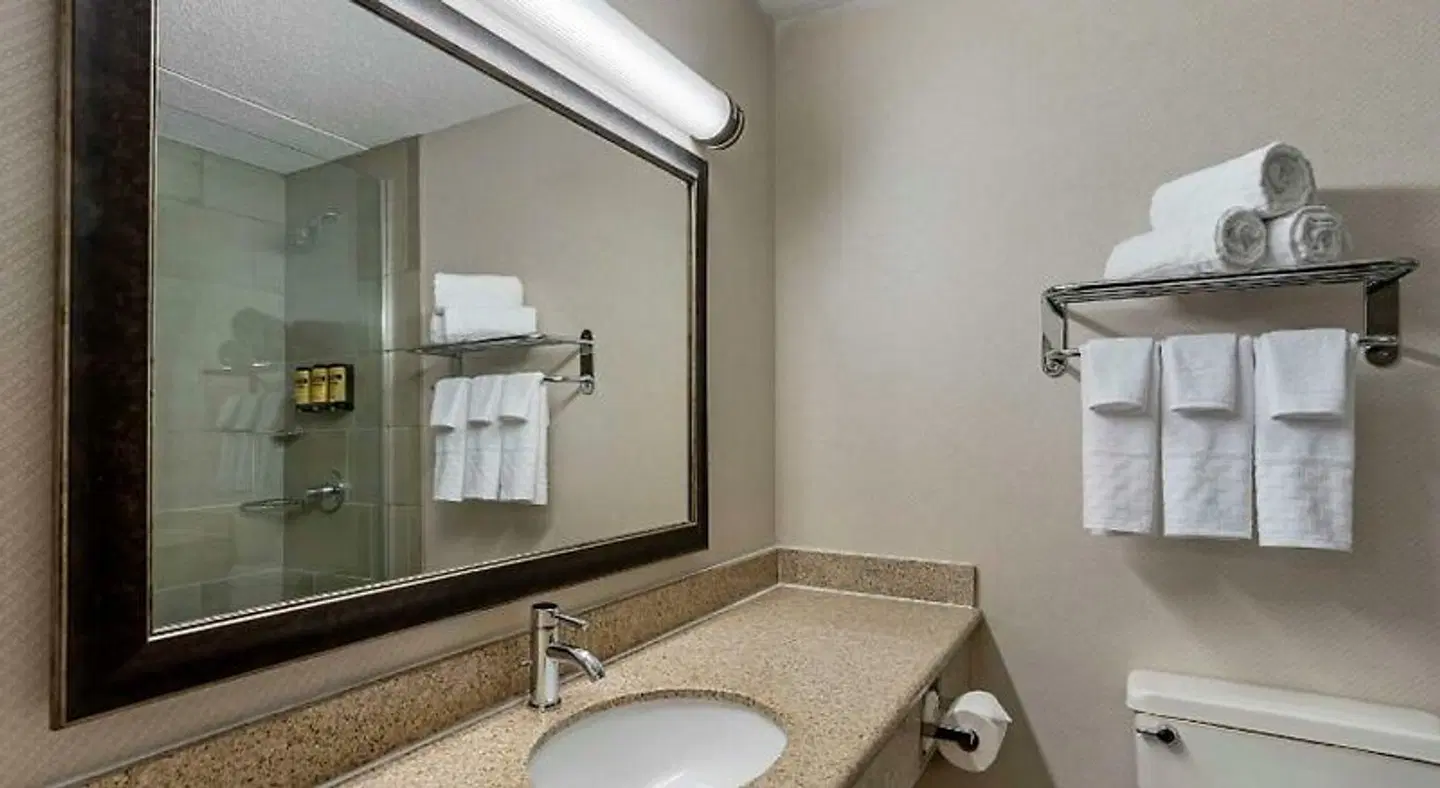 Best Western Plus Kingston Hotel and Conference Center Badezimmer