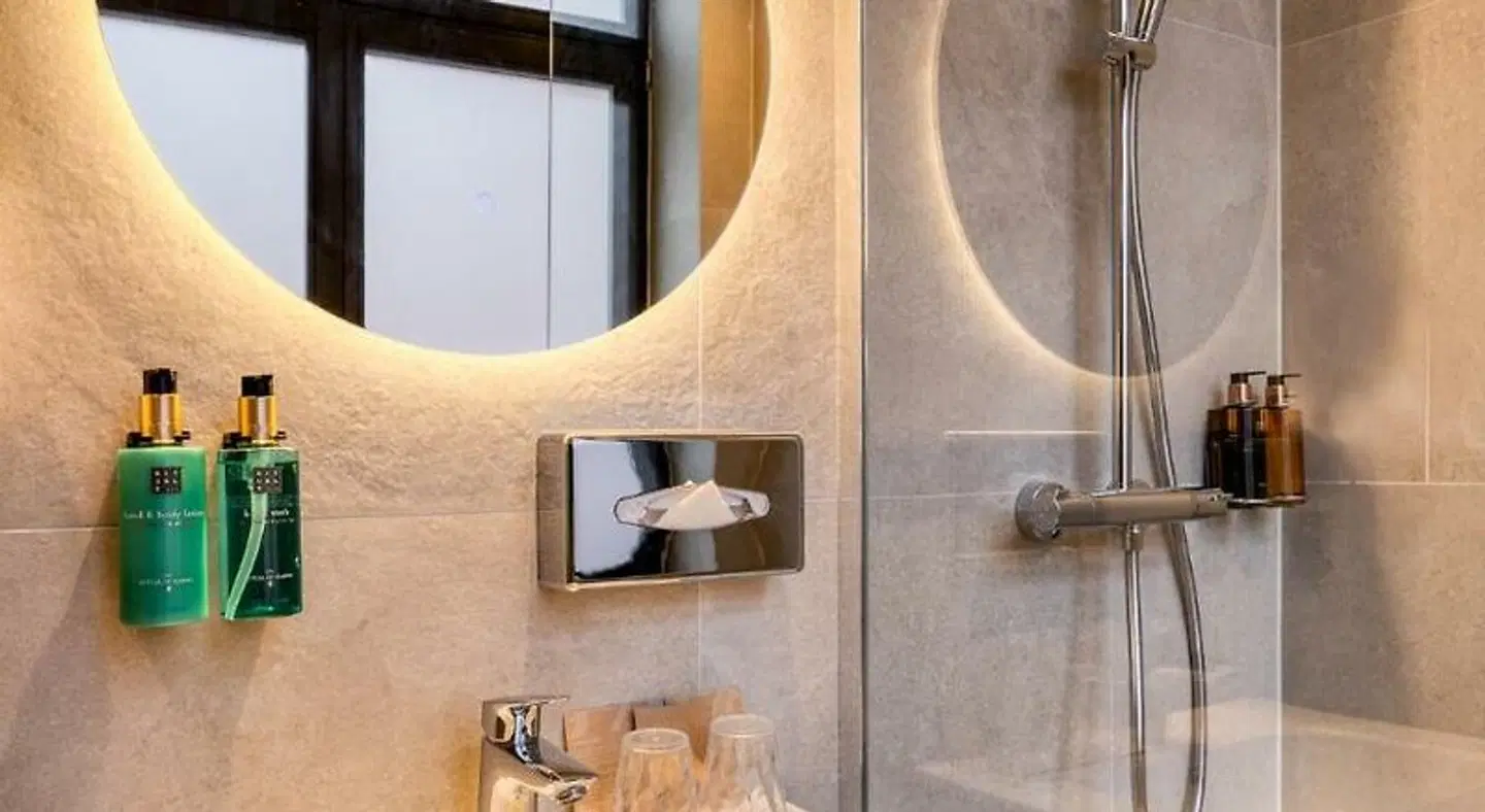 Hotel Alma Grand Place Badezimmer