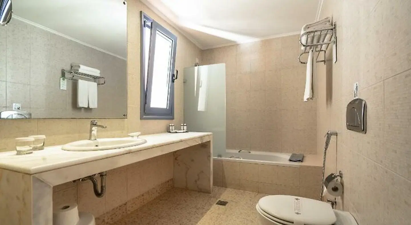 Porto Galini Seaside Resort & Spa Badezimmer