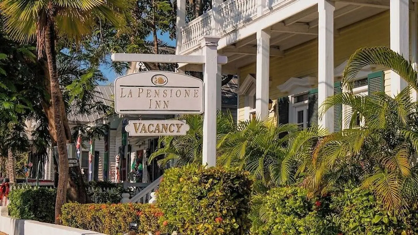 Silver Palms Inn EXTERIOR