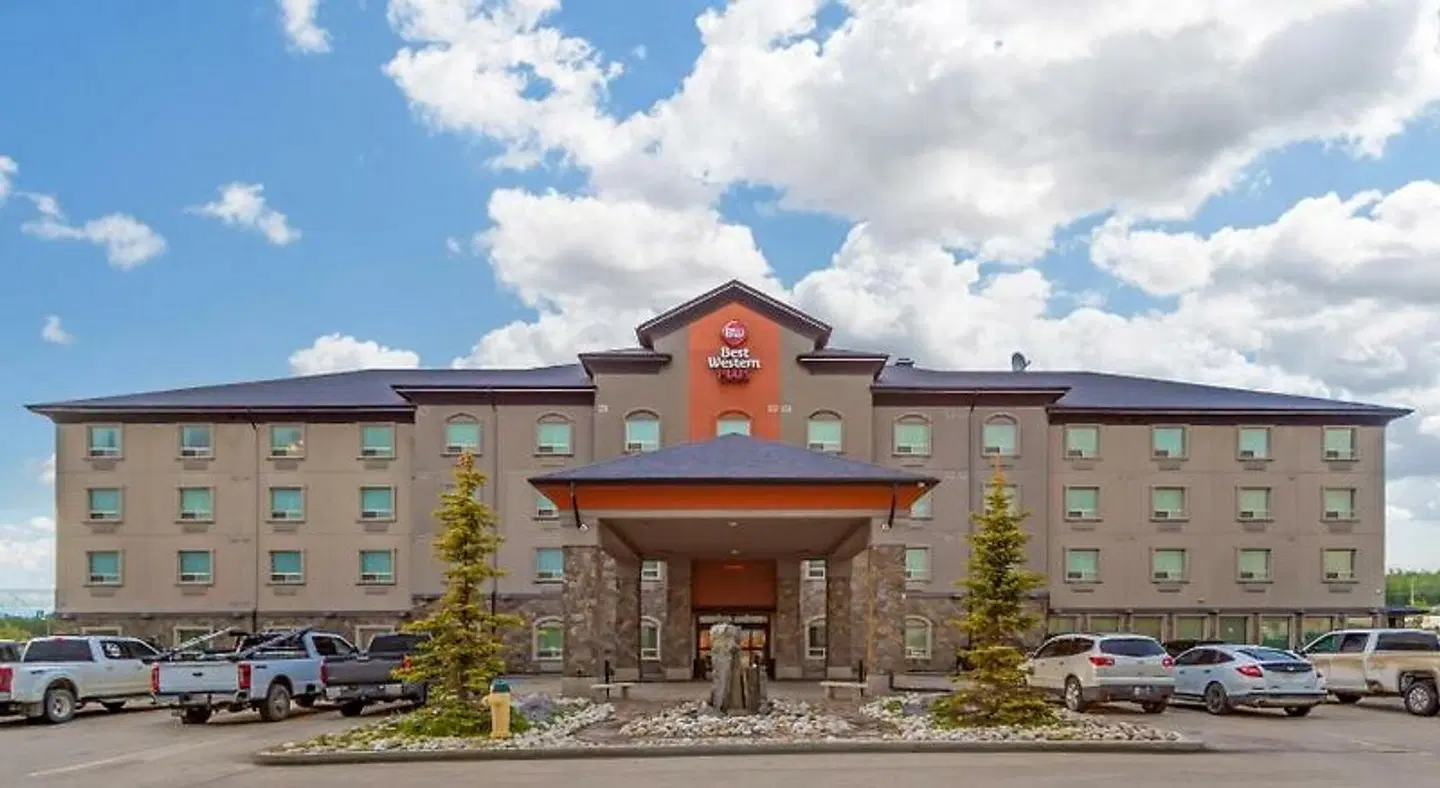 Best Western Plus Drayton Valley All Suites EXTERIOR