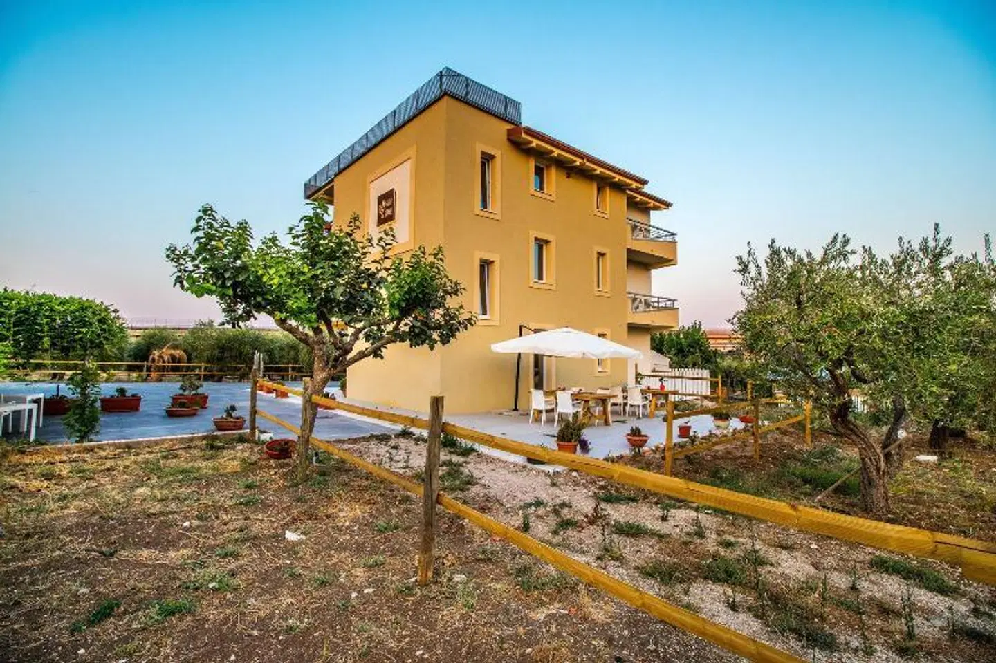 Il Gallo con gli Stivali EXTERIOR