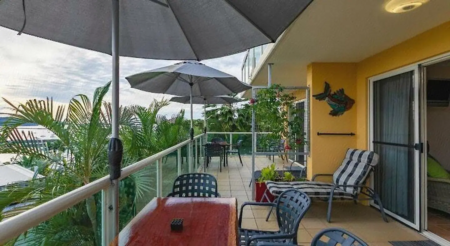 Sunlit Waters Studio Apartments Terrasse