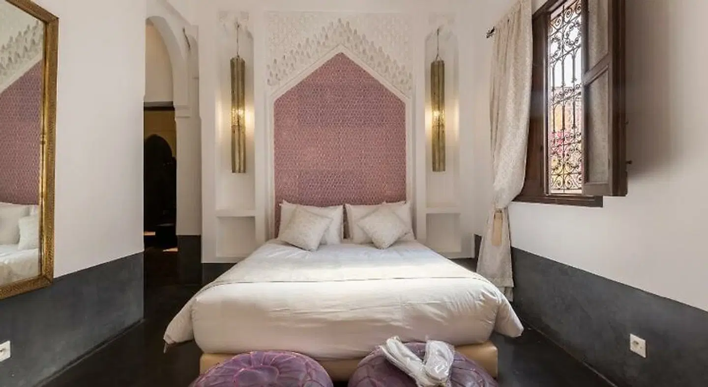 Riad Amin ROOM_EXAMPLE