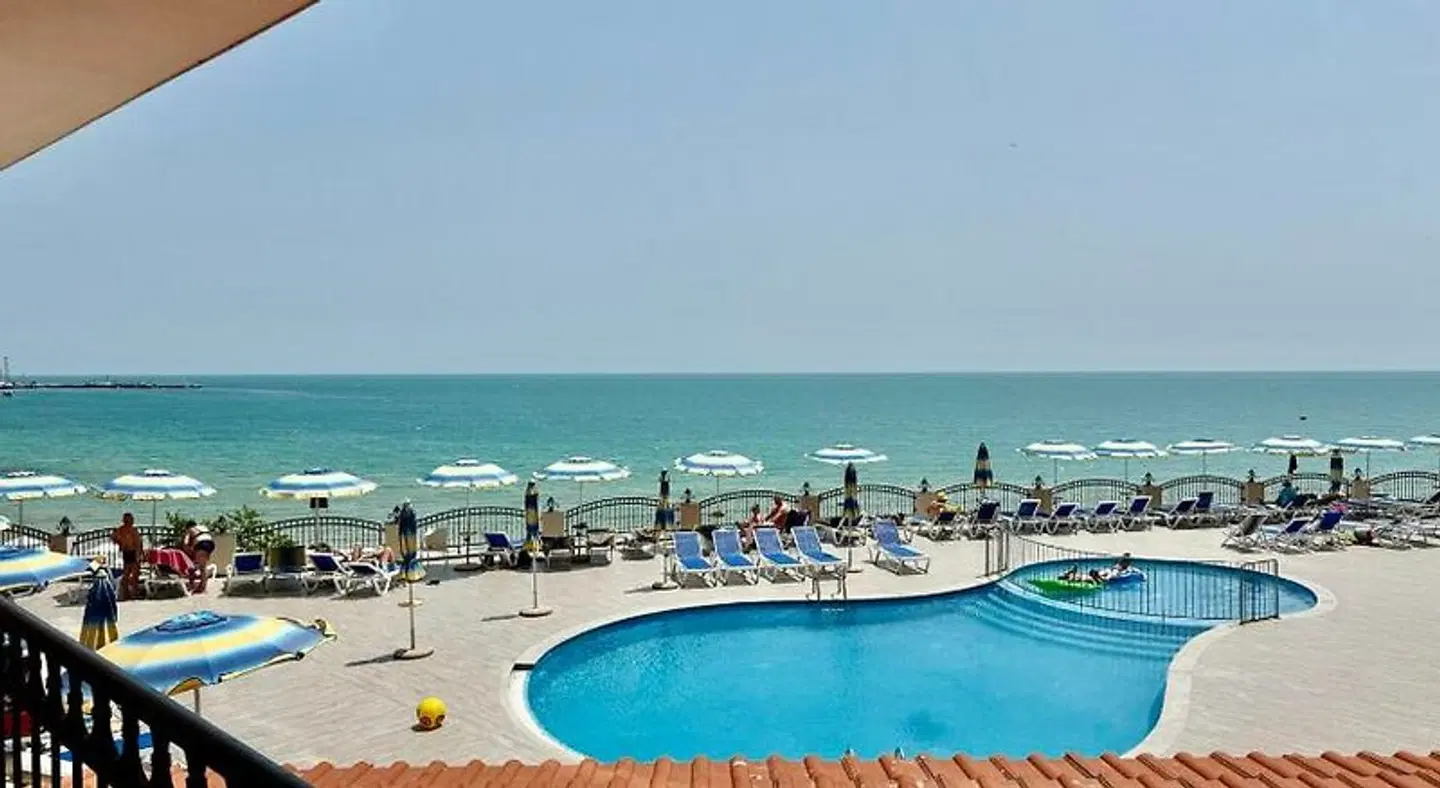 Mirage Apartments OUTDOOR_POOL