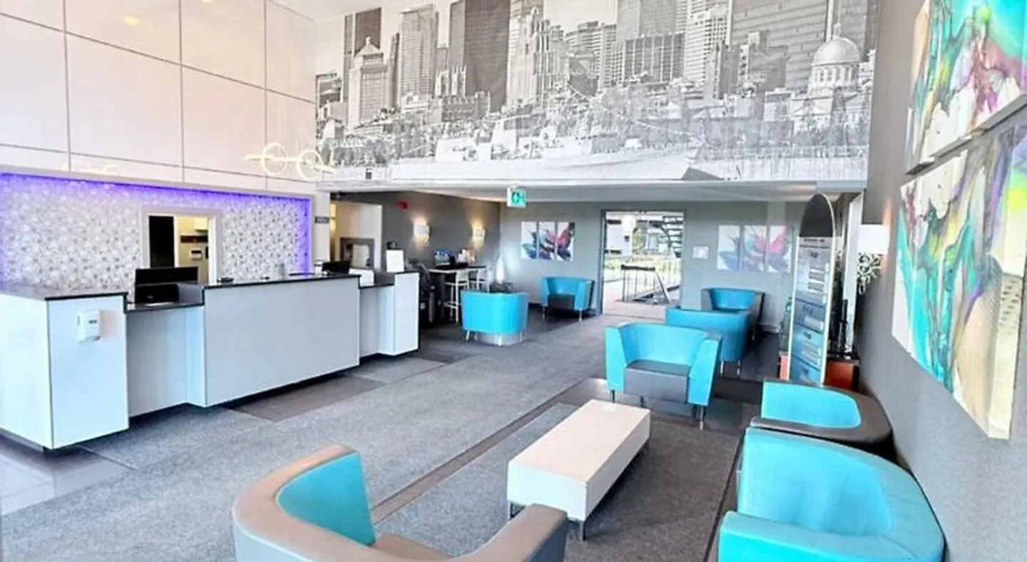 Best Western Laval-Montreal Bar