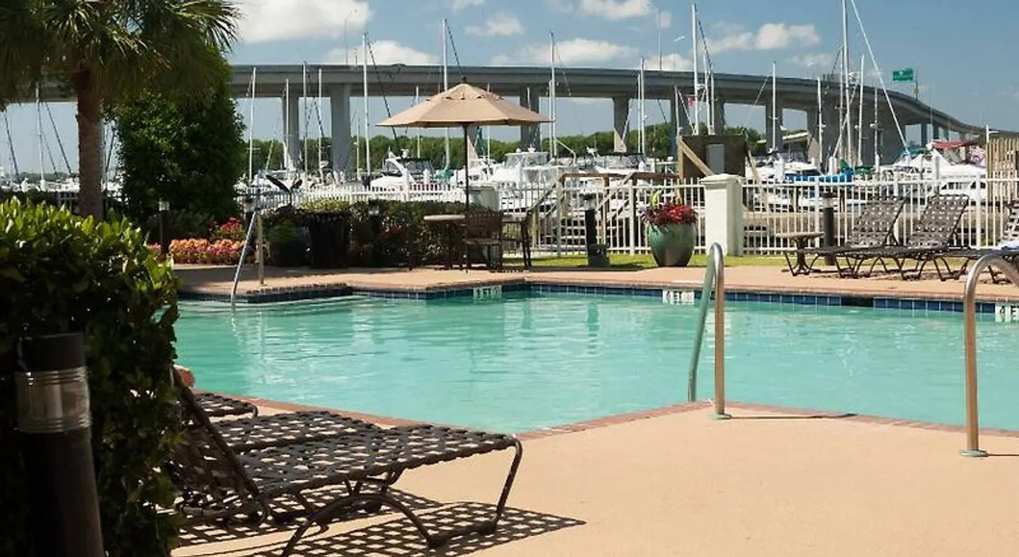 Courtyard by Marriott Charleston Waterfront OUTDOOR_POOL