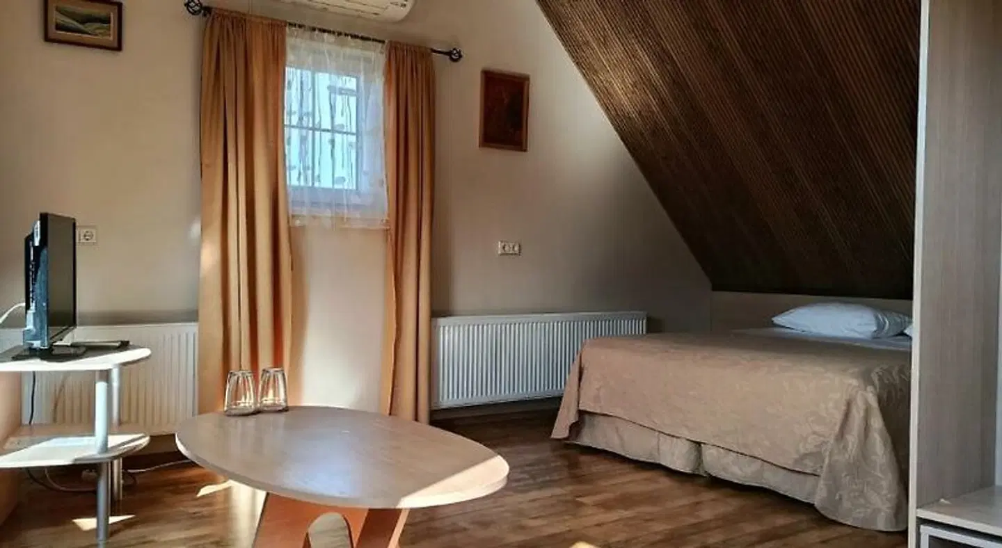 Girele ROOM_EXAMPLE
