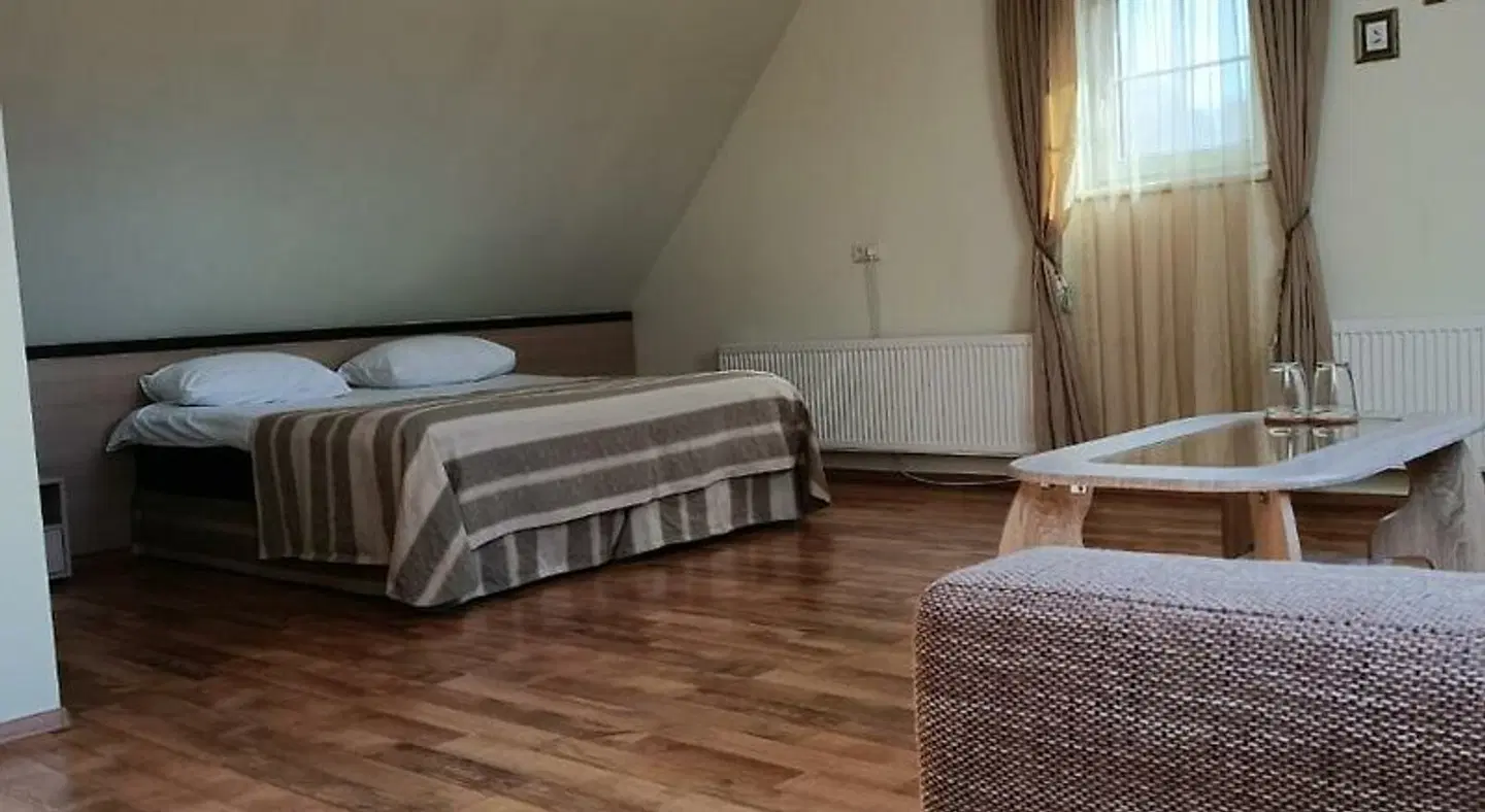 Girele ROOM_EXAMPLE