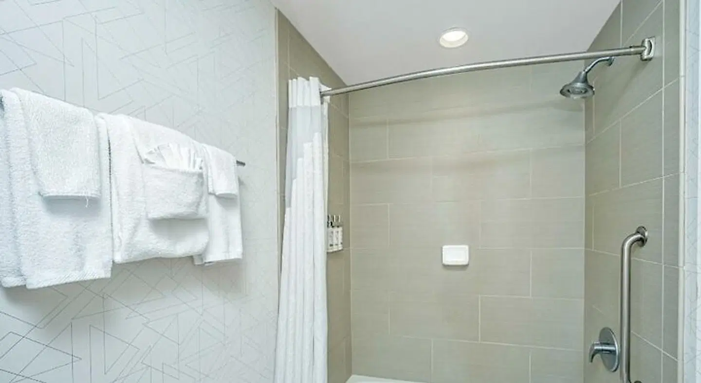 Holiday Inn Express and Suites North Charleston Badezimmer
