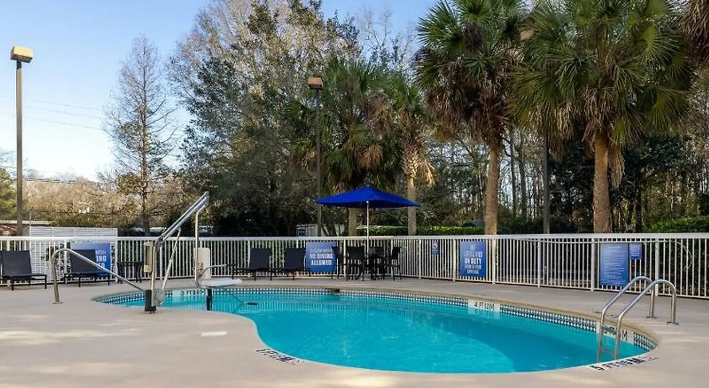 Holiday Inn Express Charleston US Hwy 17 & I-526 by IHG OUTDOOR_POOL
