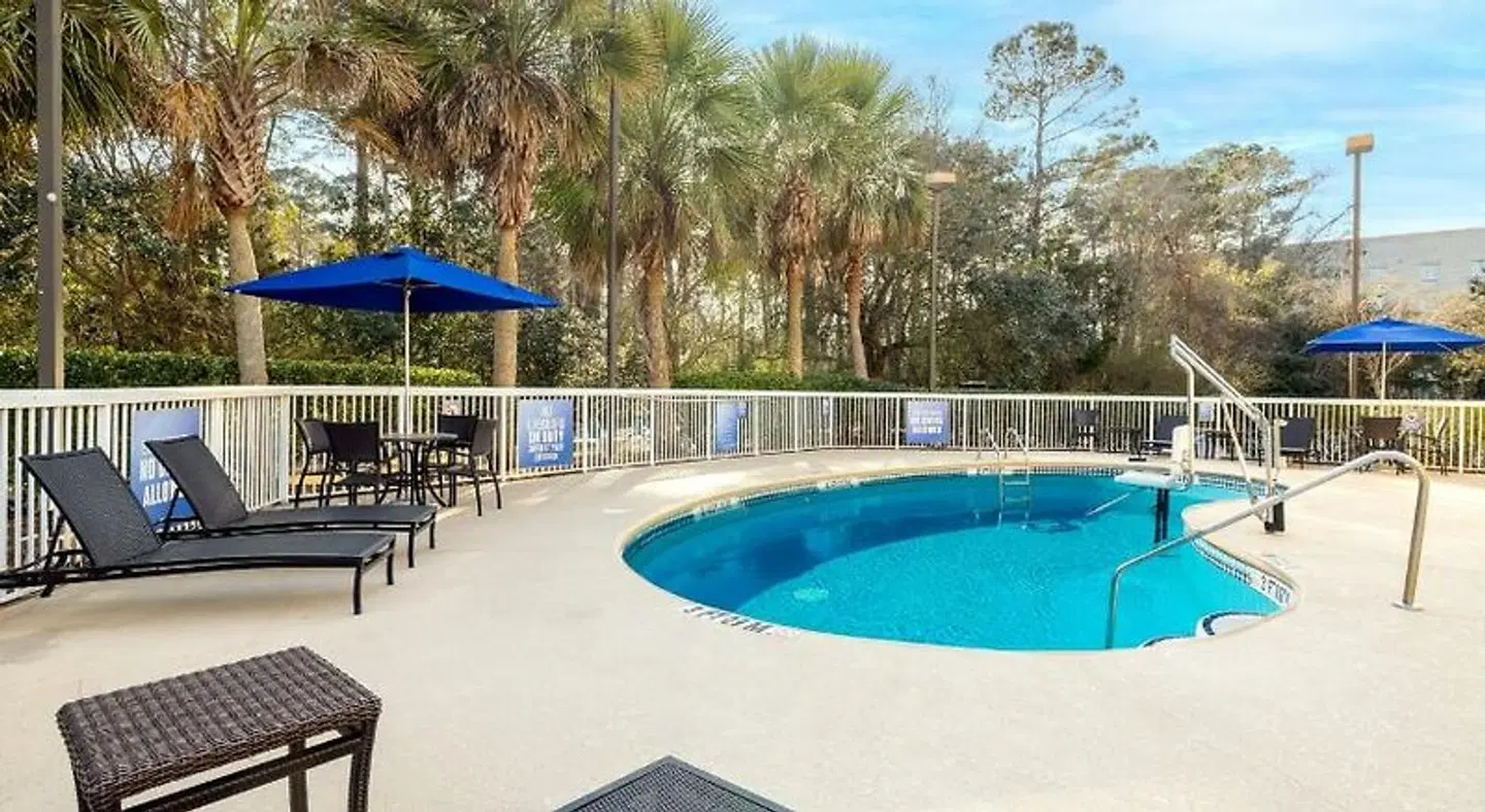 Holiday Inn Express Charleston US Hwy 17 & I-526 by IHG OUTDOOR_POOL