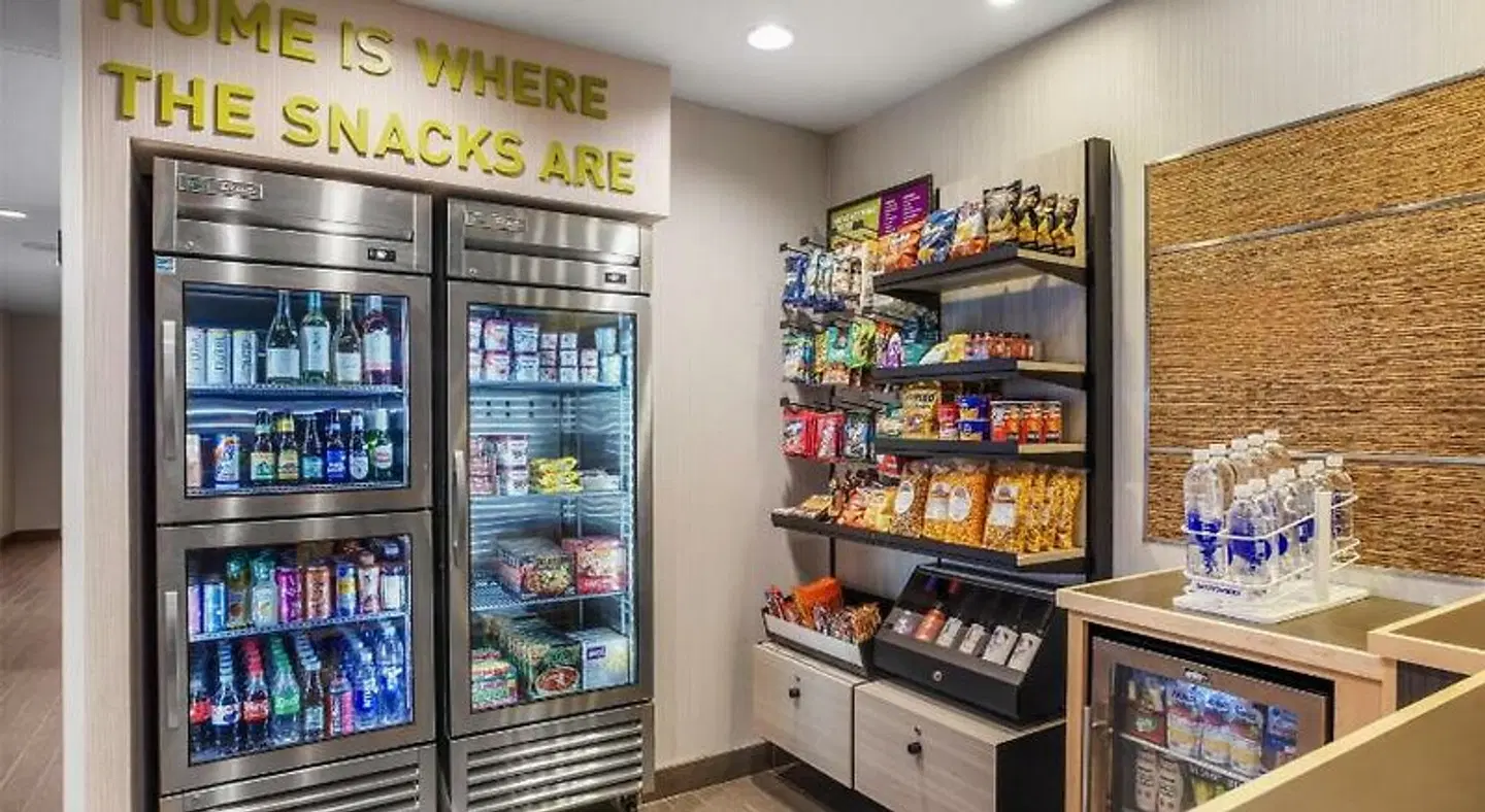 Home2 Suites by Hilton Milwaukee Airport Bar