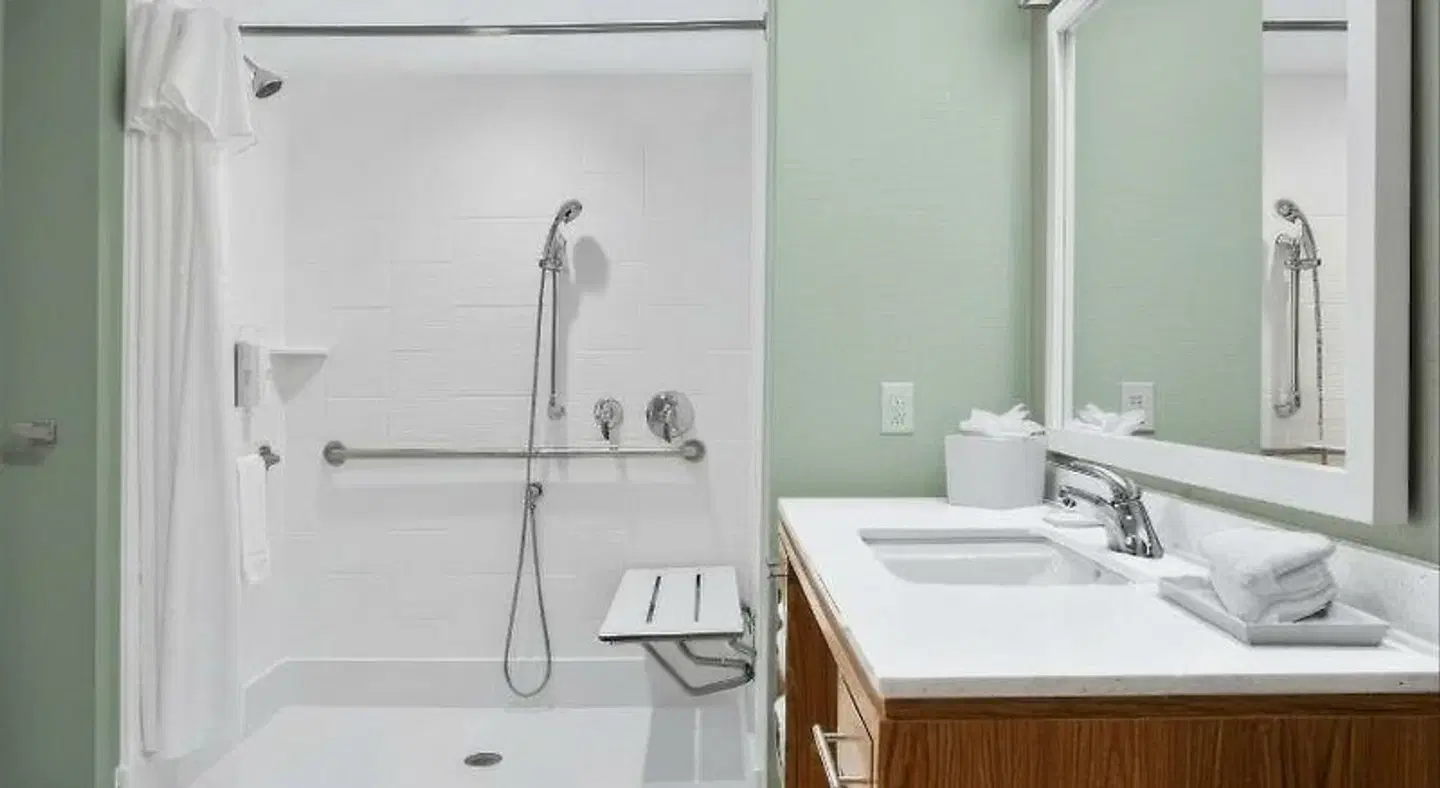 Home2 Suites by Hilton Milwaukee Airport Badezimmer