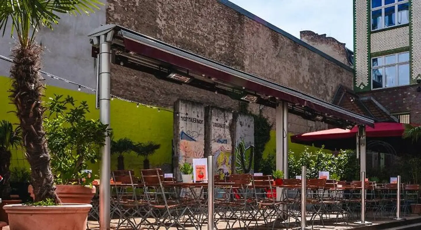 Ballhaus Berlin Hostel Terrasse