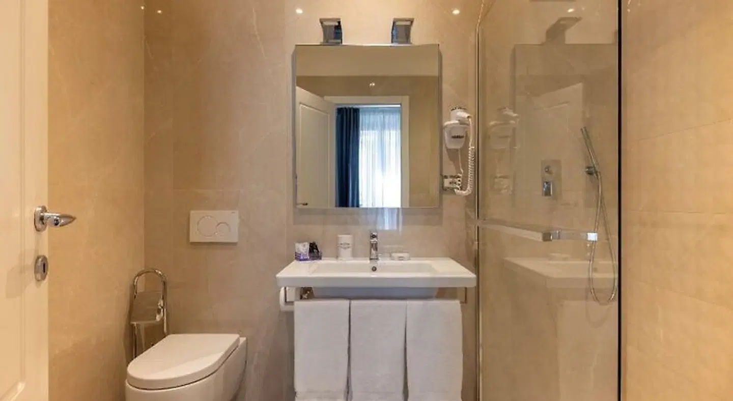Maxim Axial Hotel Badezimmer