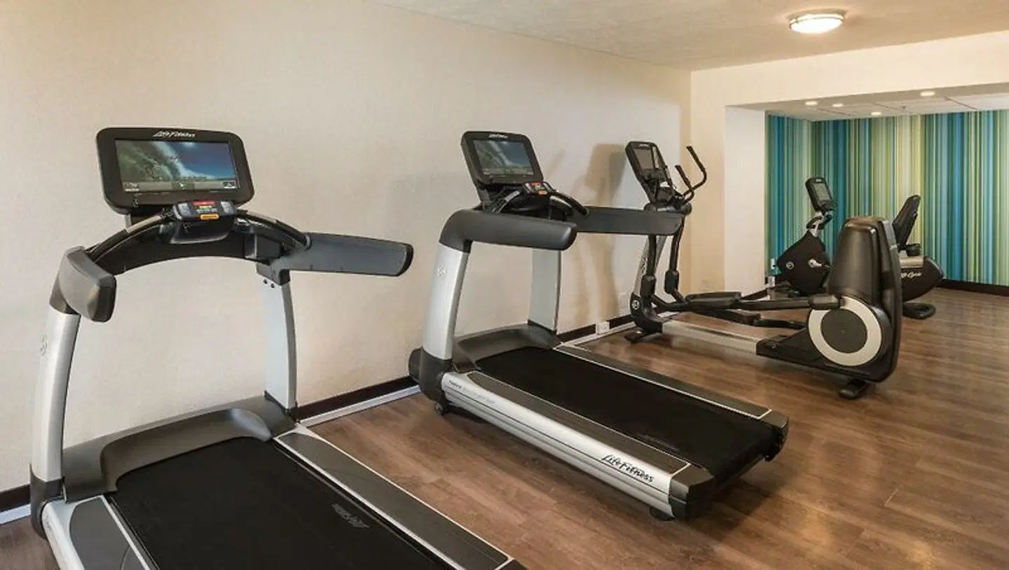 Holiday Inn Express & Suites Springfield by IHG SPORTS_AND_LEISURE