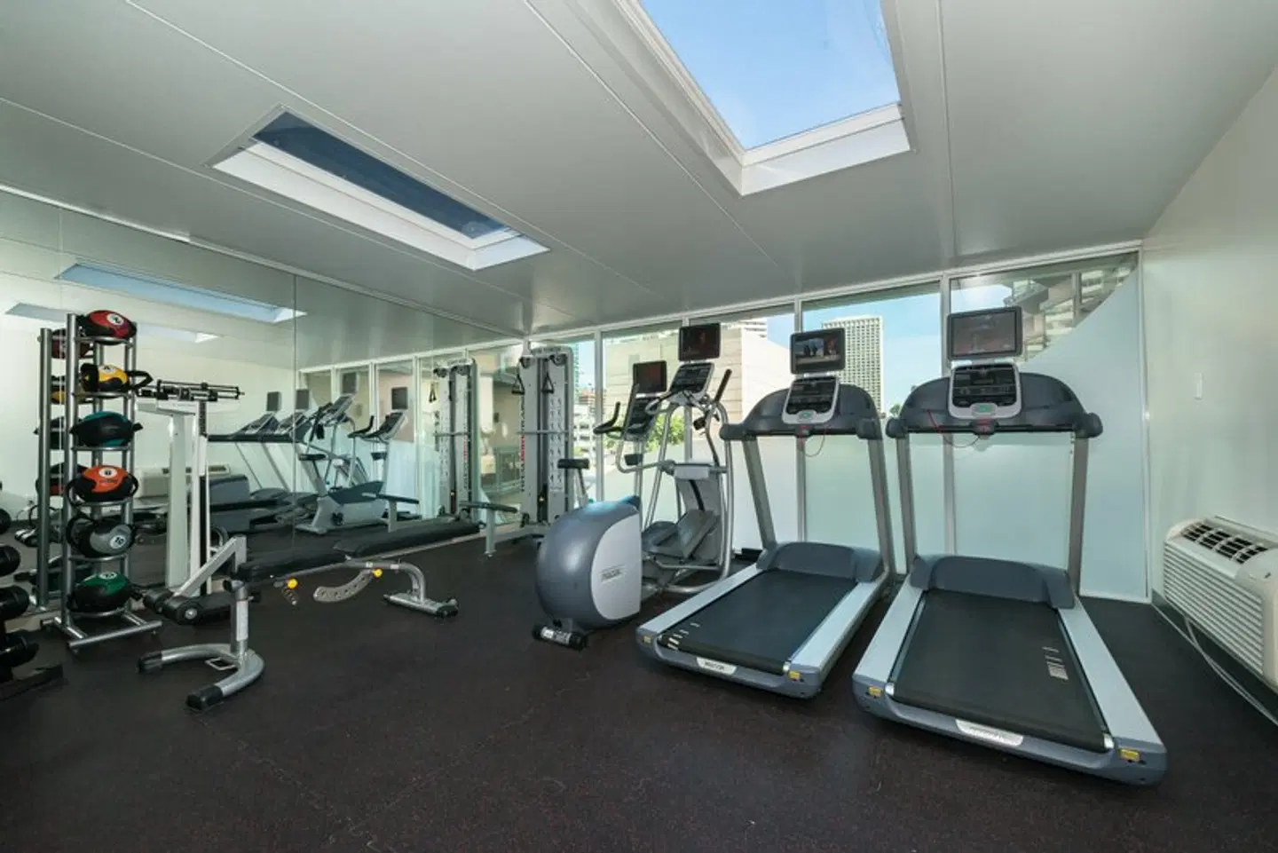 Holiday Inn Express Edmonton Downtown by IHG SPORTS_AND_LEISURE