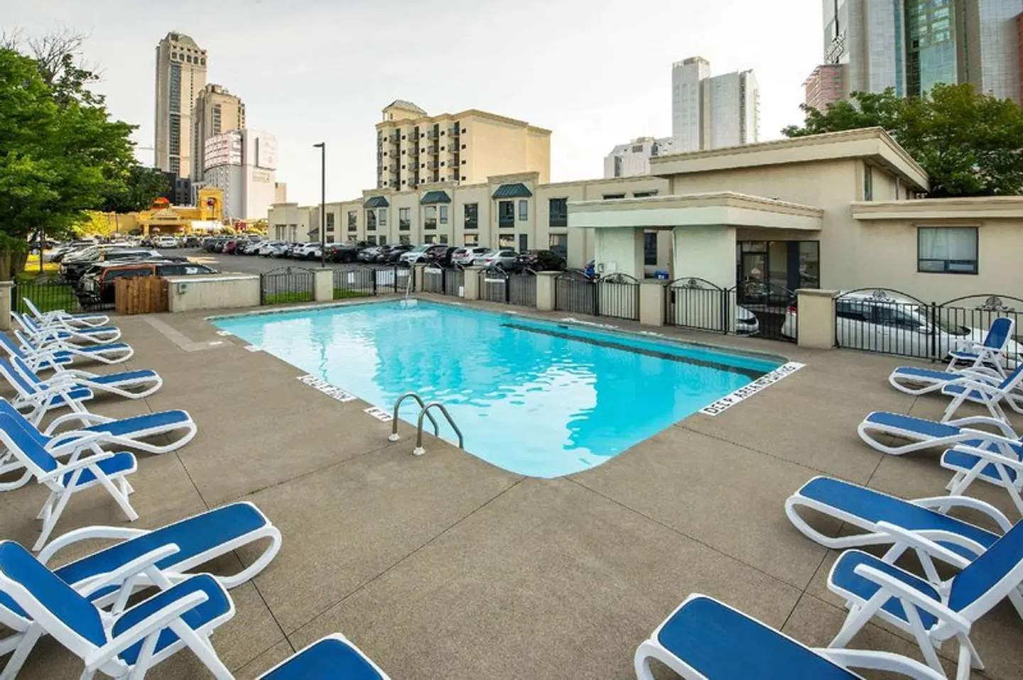 Comfort Inn Fallsview OUTDOOR_POOL