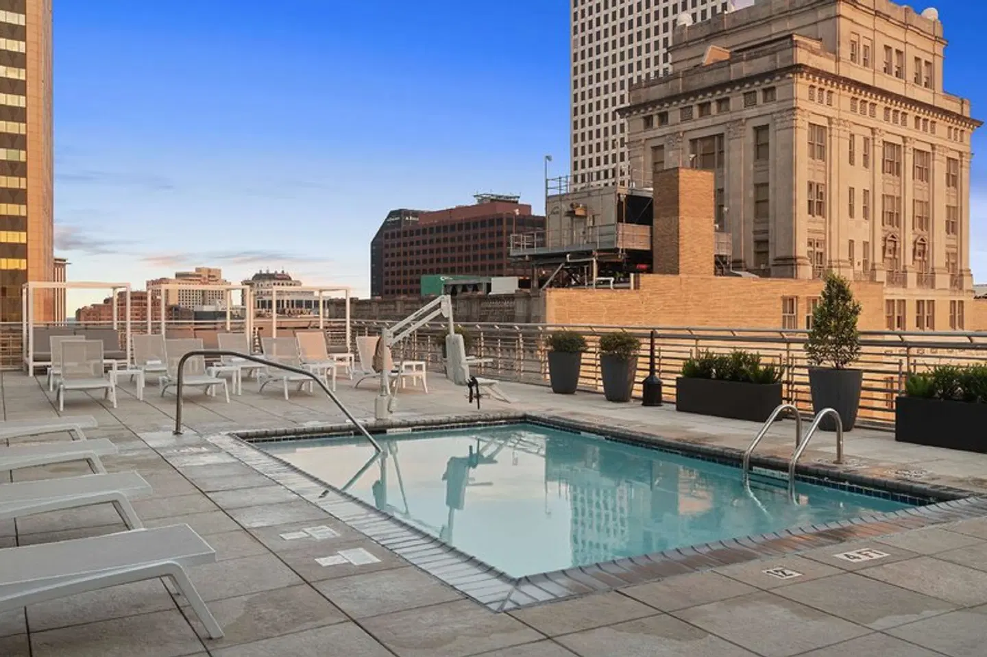 Hilton Garden Inn New Orleans French Quarter/CBD OUTDOOR_POOL