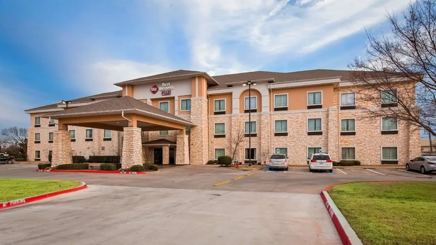 Best Western Plus Christopher Inn & Suites EXTERIOR
