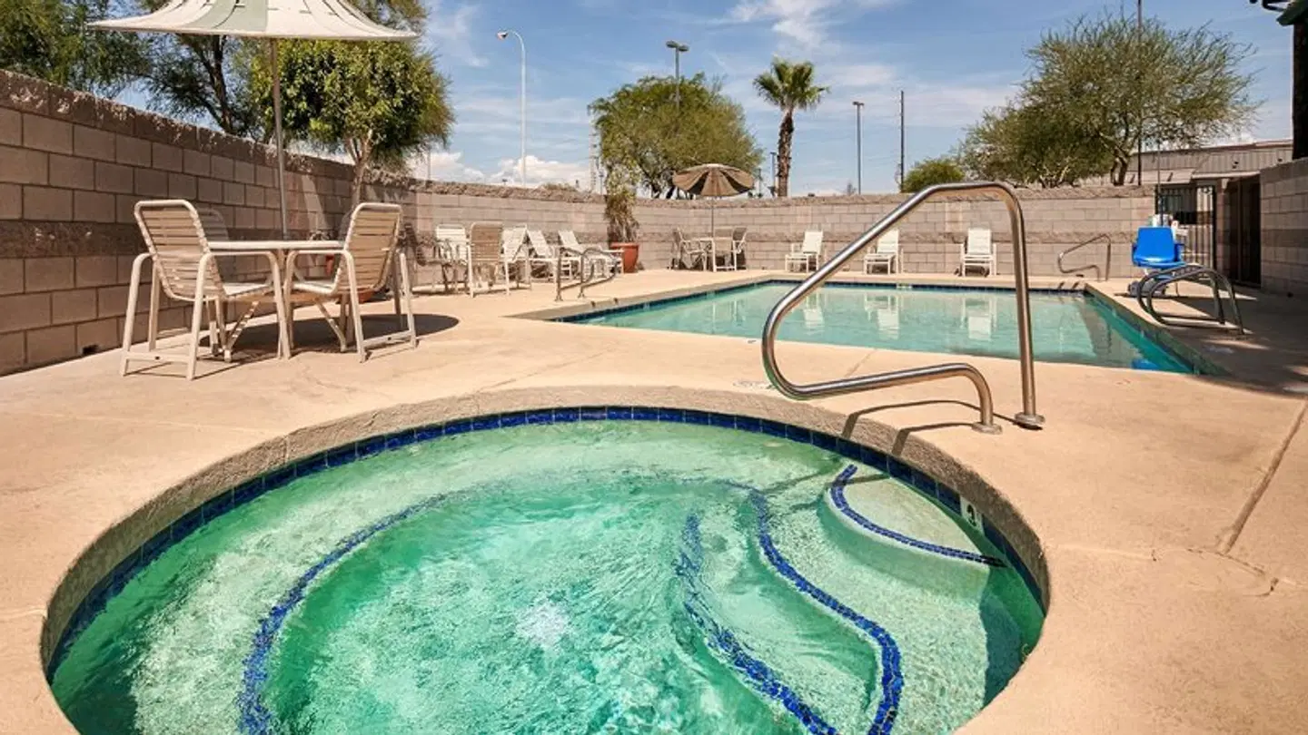 Best Western Superstition Springs OUTDOOR_POOL