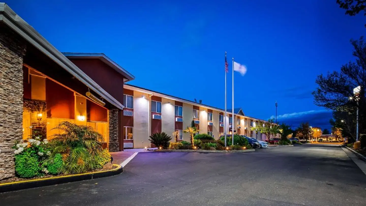 Best Western PLUS Corning Inn EXTERIOR