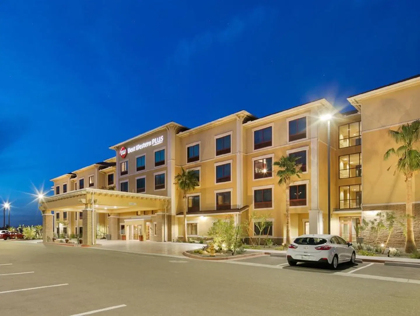 BEST WESTERN Plus Chandler Hotel & Suites EXTERIOR