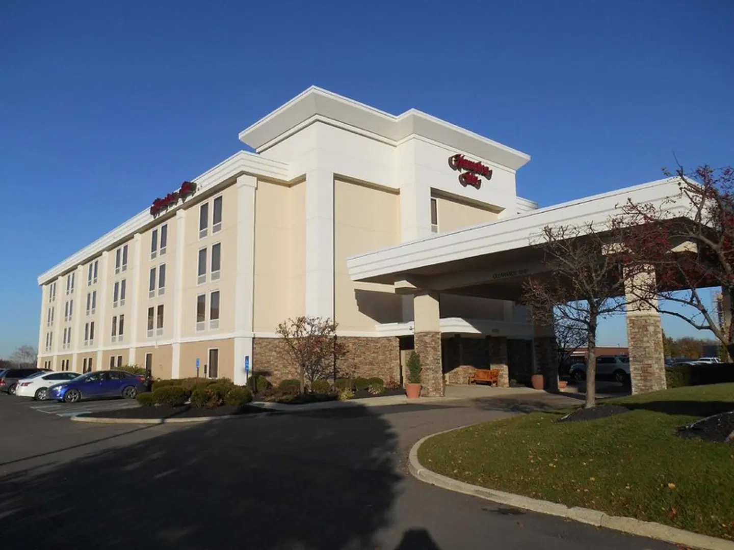 Hampton Inn Columbus-Airport EXTERIOR