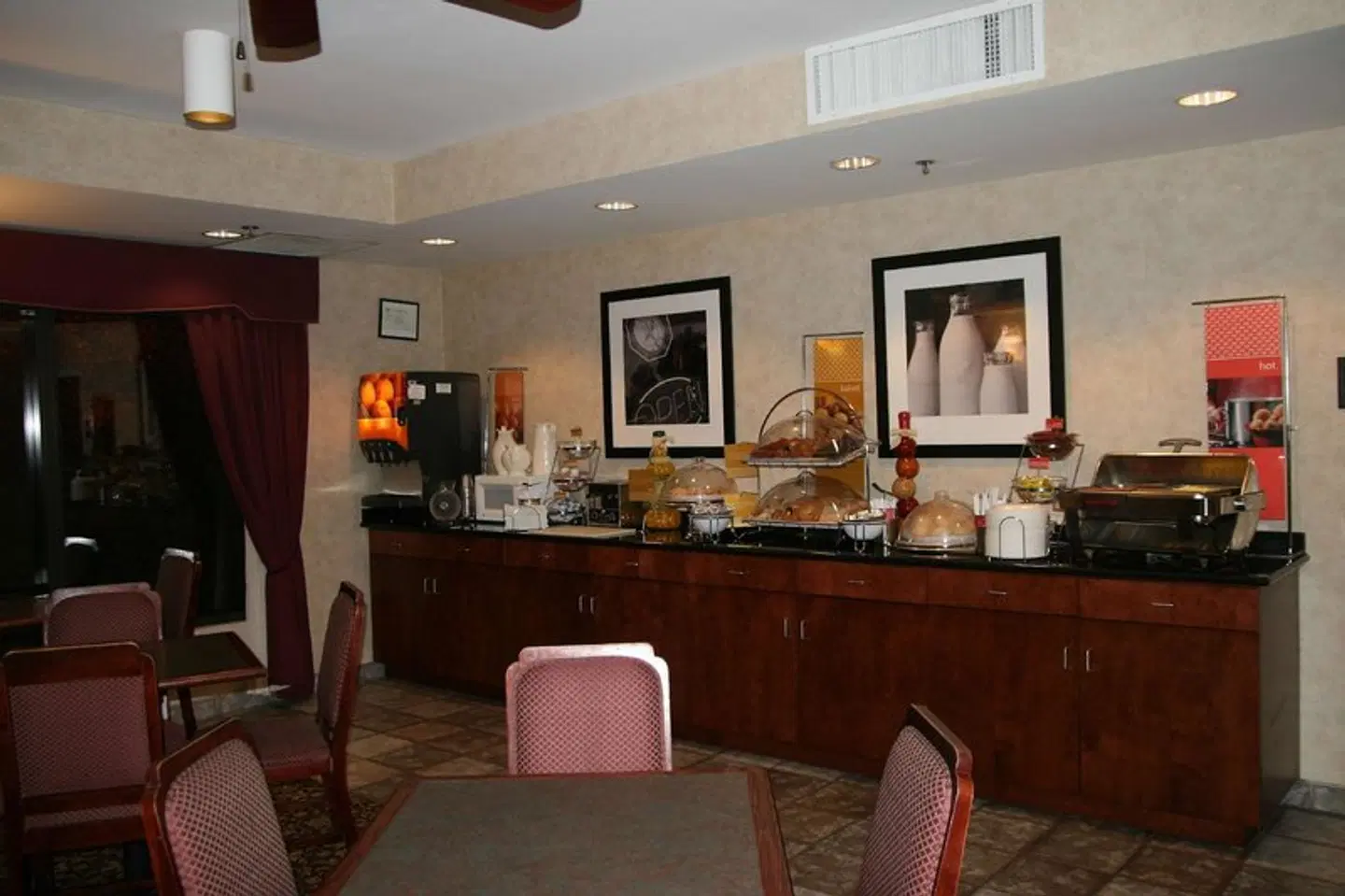Hampton Inn Columbus-Airport Bar