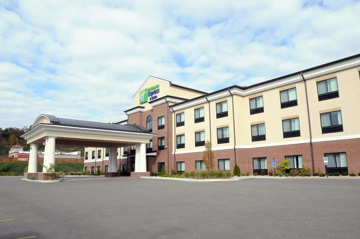 Holiday Inn Express & Suites Cambridge by IHG EXTERIOR