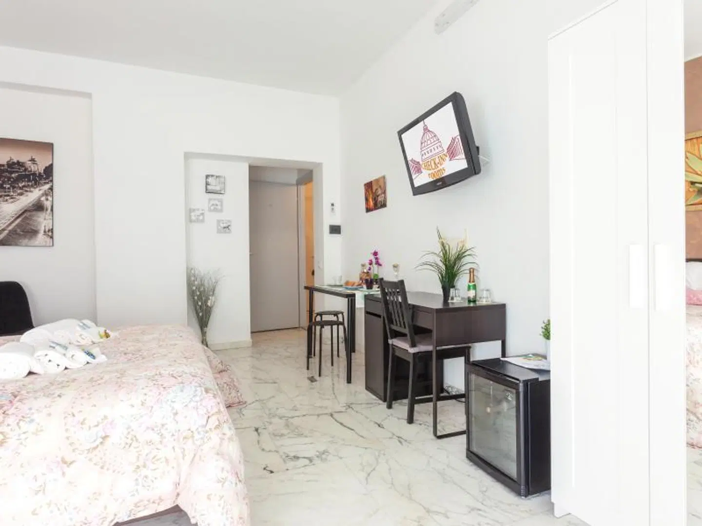 Check-Inn Rooms ROOM_EXAMPLE