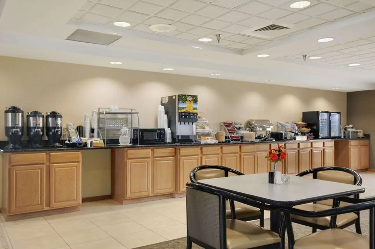 Wingate by Wyndham Pueblo Bar