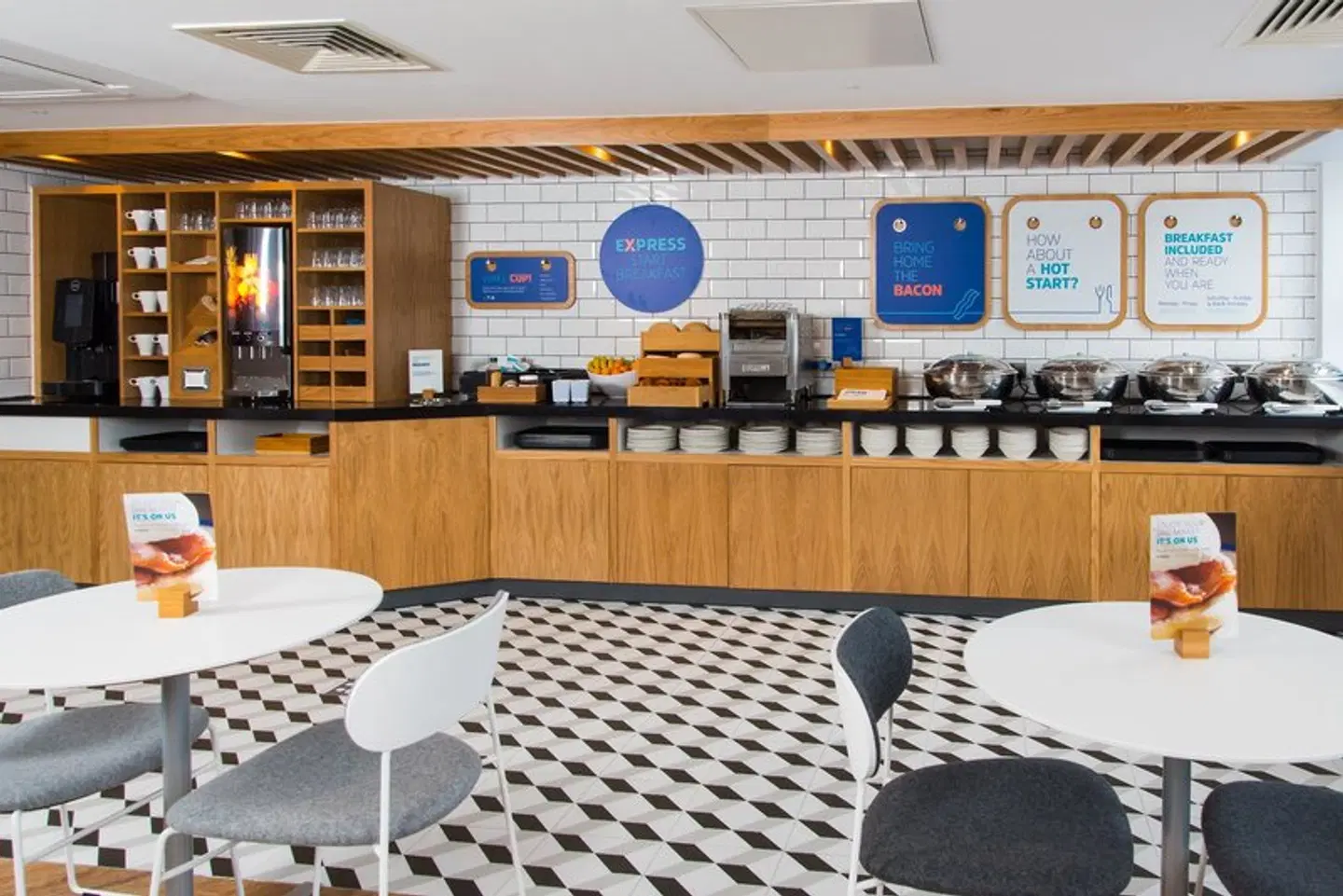 Holiday Inn Express Cardiff Bay LOUNGE_LOBBY