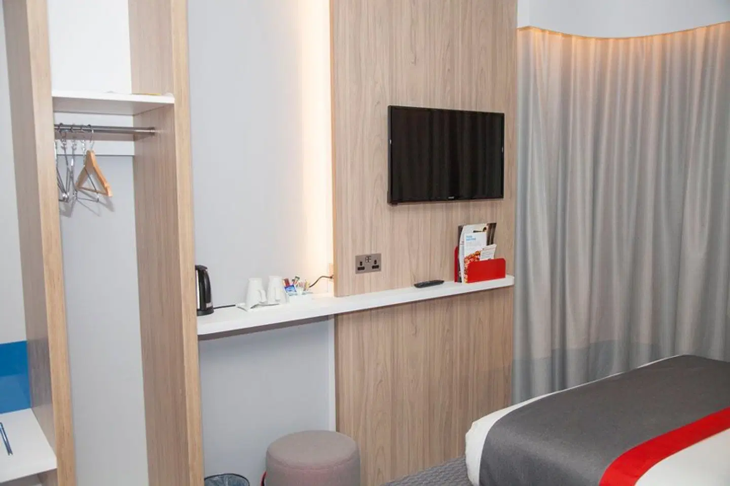 Holiday Inn Express Cardiff Bay ROOM_EXAMPLE