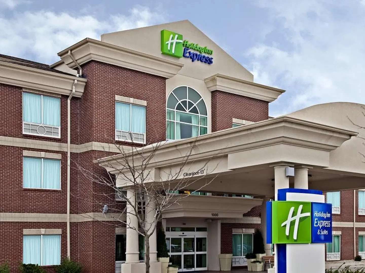 Holiday Inn Express & Suites Frankfort EXTERIOR