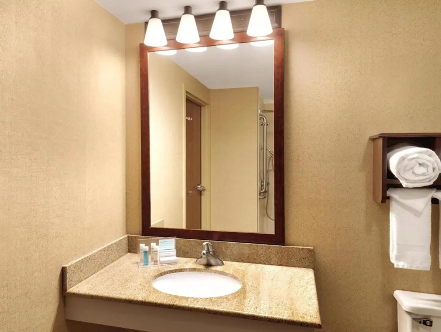 Hampton Inn Cincinnati Kings Island Badezimmer