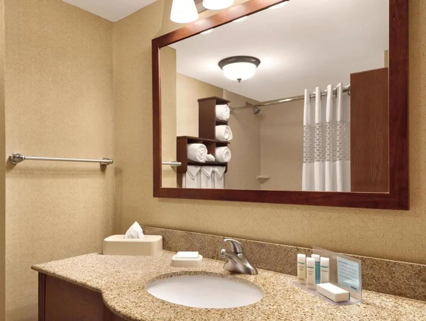 Hampton Inn Cincinnati Kings Island Badezimmer