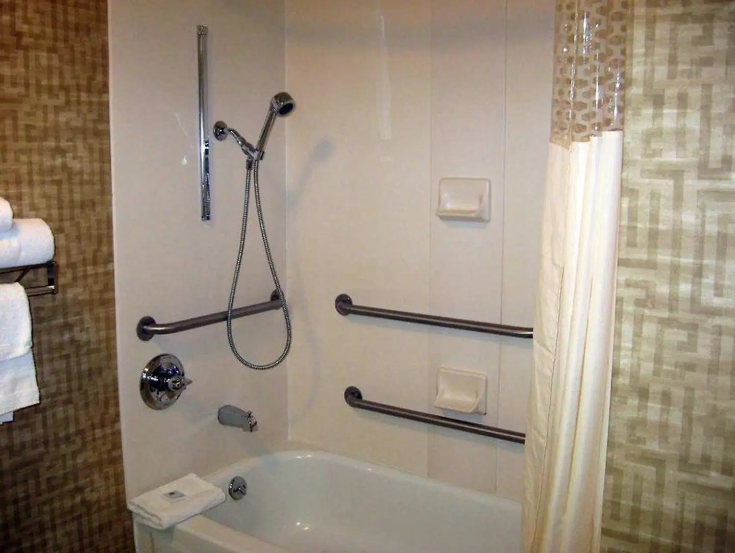 Hampton Inn Cincinnati Kings Island Badezimmer