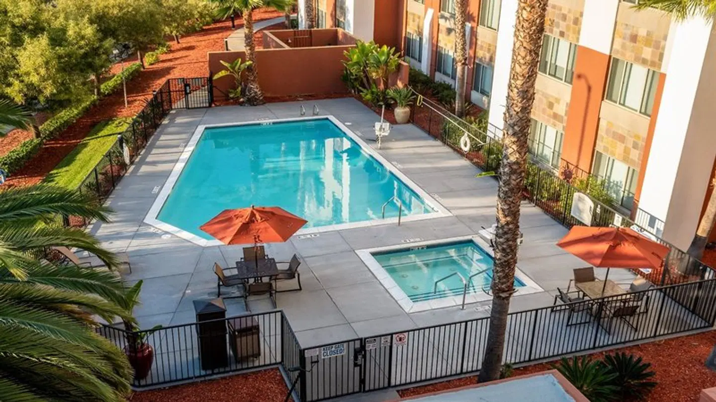 Holiday Inn Express & Suites Fremont - Milpitas Central by IHG OUTDOOR_POOL