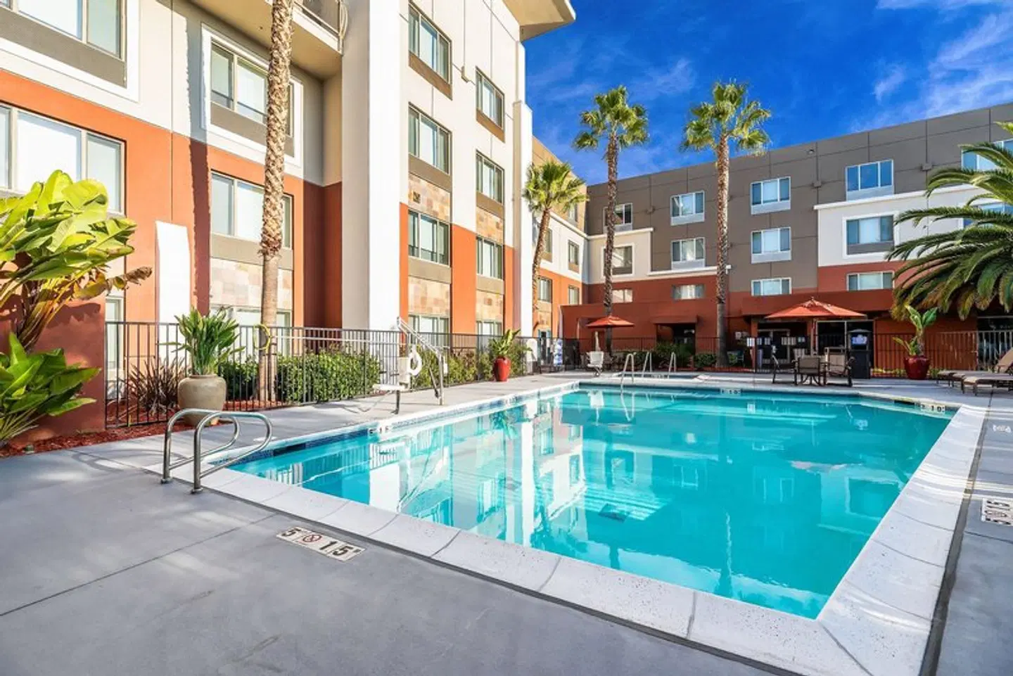 Holiday Inn Express & Suites Fremont - Milpitas Central by IHG OUTDOOR_POOL