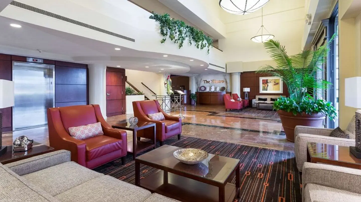 DoubleTree Suites by Hilton Cincinnati - Blue Ash LOUNGE_LOBBY