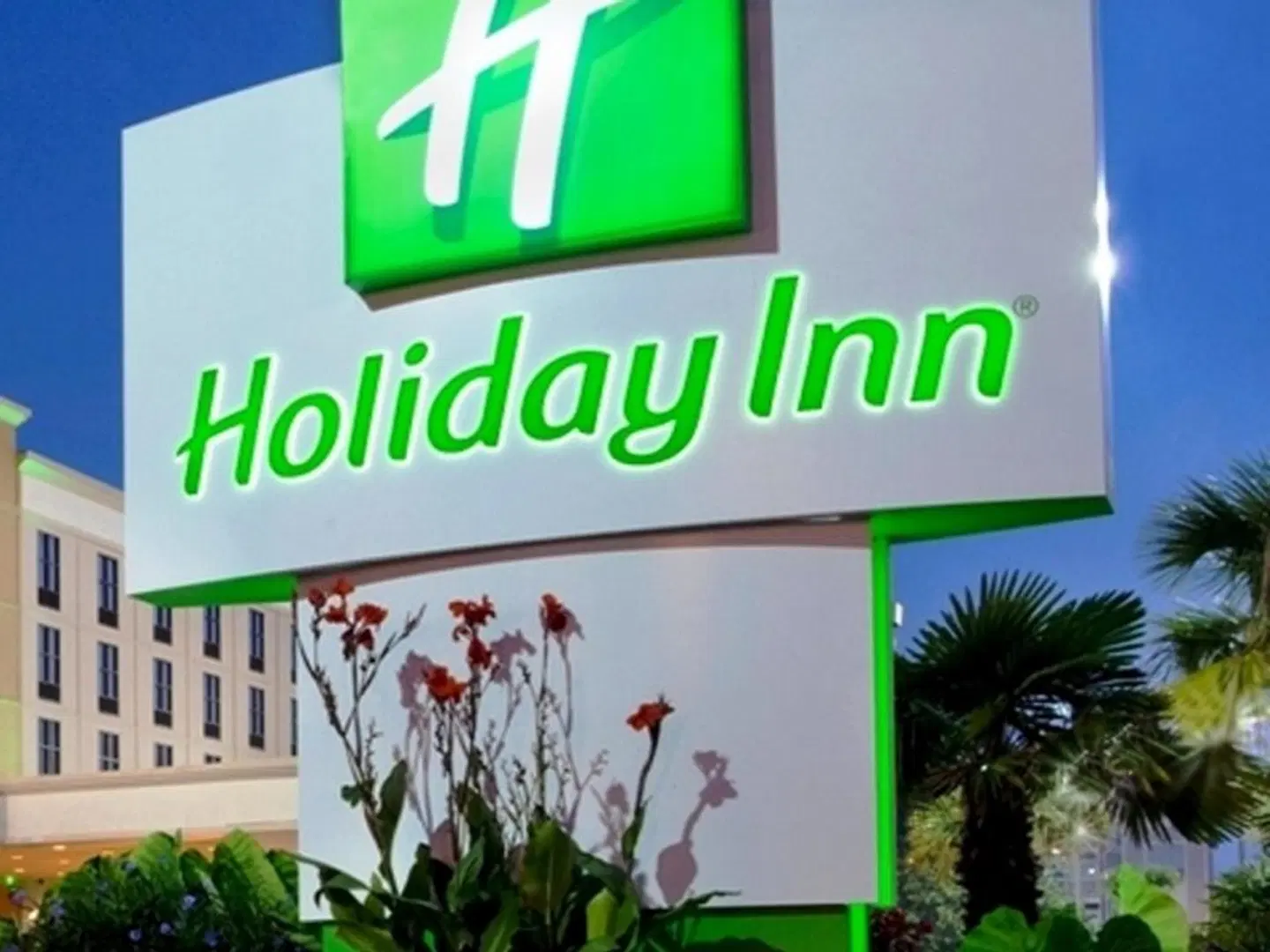 Holiday Inn & Suites Cincinnati Downtown EXTERIOR