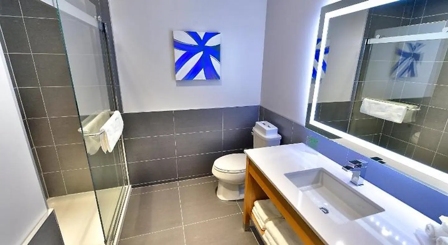 Holiday Inn Express & Suites Vaudreuil - Dorion by IHG Badezimmer
