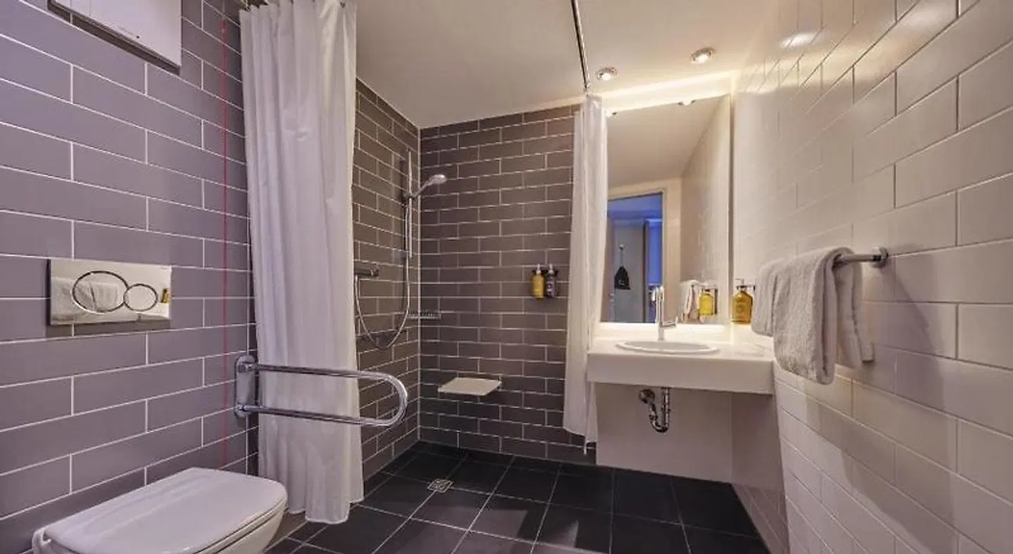 Holiday Inn Express Dortmund Badezimmer