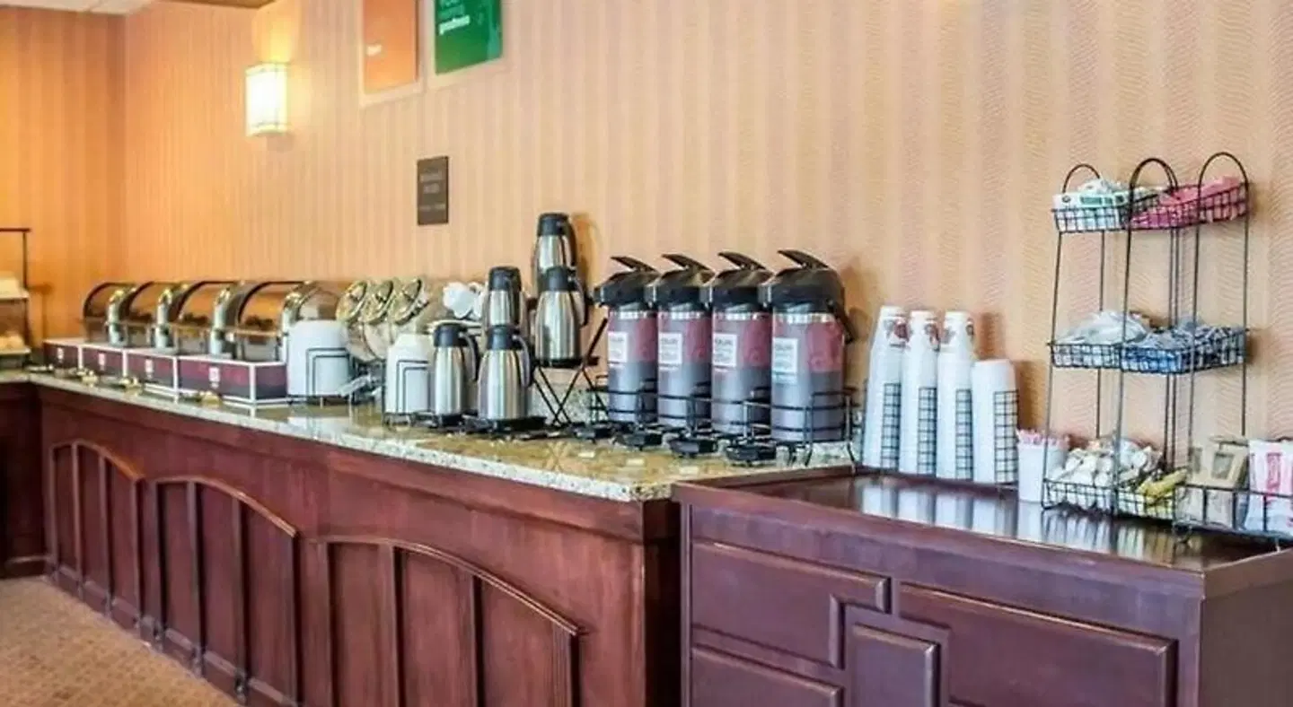 Norwood Inn & Suites Columbus Bar