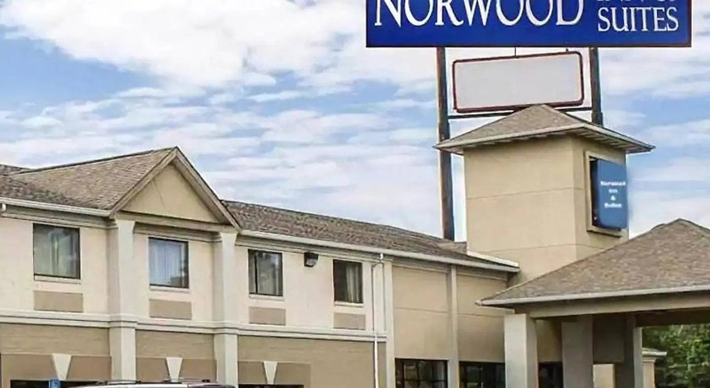 Norwood Inn & Suites Columbus EXTERIOR