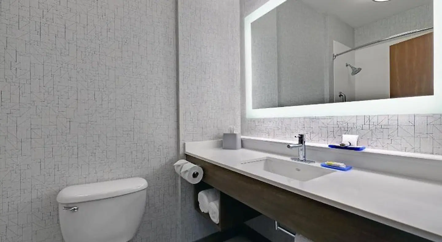 Holiday Inn Express & Suites Newport Badezimmer